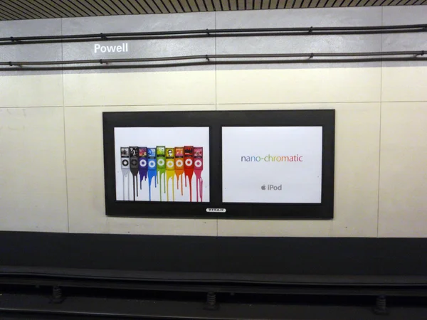 IPod nano chromatické nano inzerát na zdi v bart powell street Metro — Stock fotografie