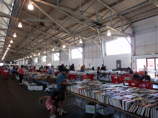 Die Menschen blättern in den über 500.000 Büchern auf großen Tischen. — Stockfoto