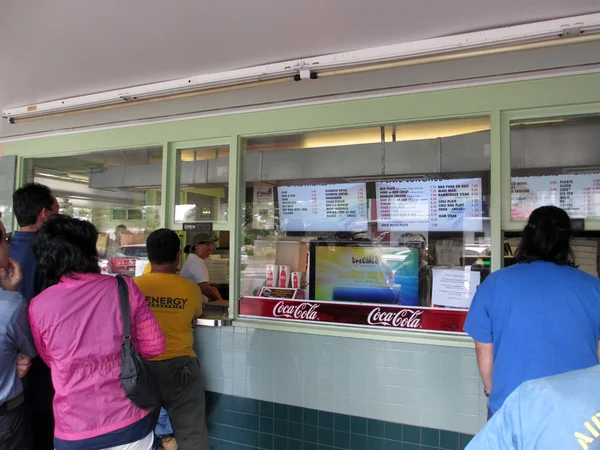 Mensen staan in de rij bij rainbow drive-in — Stockfoto