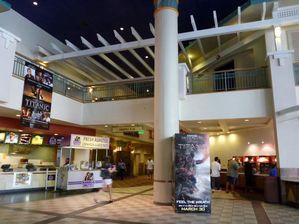 Dentro del área de comida de cine mientras los asistentes al cine visitan Ward Stadi —  Fotos de Stock