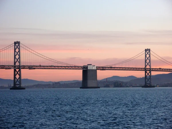 サンフランシスコ湾の橋の中央 — ストック写真
