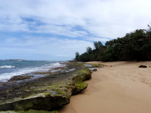 Пляж с бассейном и большими скалами — стоковое фото