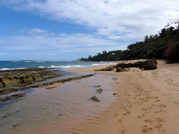 Praia com piscina de maré e pegadas em San Juan, Porto Rico — Fotografia de Stock