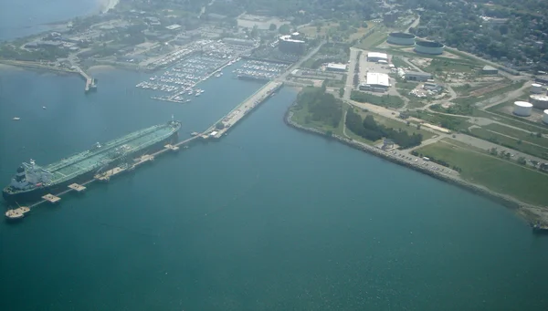 Großes Schiff legt im Hafen von Portland an — Stockfoto