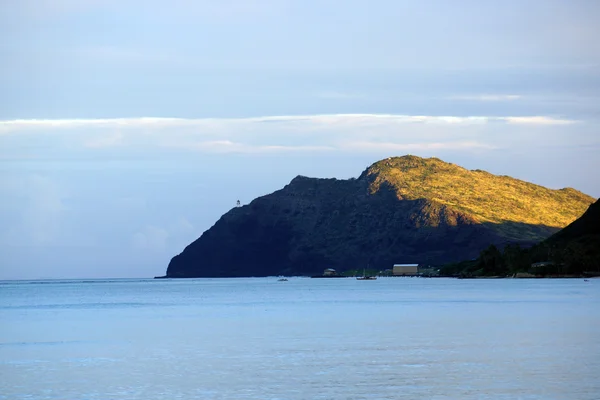 Baía de Waimanalo, Pier, e Makapuu Point com Makapu 'u farol — Fotografia de Stock