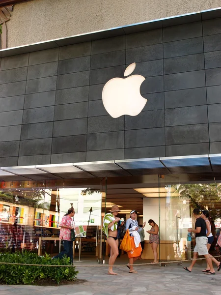 Turistik yürüyüş ünlü alışveriş cente waikiki apple store tarafından — Stok fotoğraf