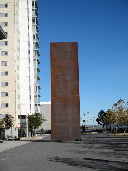 Kunstwerk "ballast" door richard serra op de missie baai campus o — Stockfoto