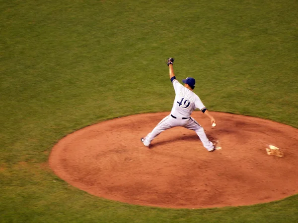 Brewers Pitcher Yovani Gallardo avança no monte para lançar — Fotografia de Stock