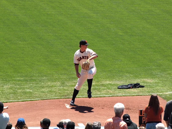 Giganten werfen Matt Cain Schritte nach vorne, um Pitch auf den Hügel zu werfen — Stockfoto