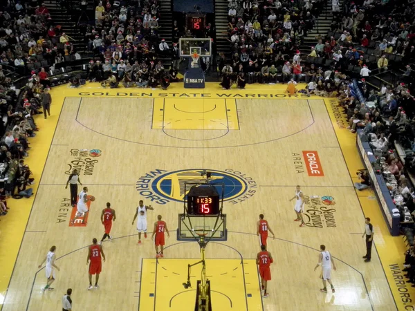 Warriors Monta Ellis dribbles ball around the three point line — Stock Photo, Image