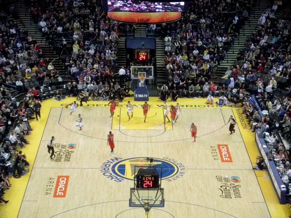 Golden State Warriors начинают быстрый разрыв вниз Баскетбол Кур — стоковое фото