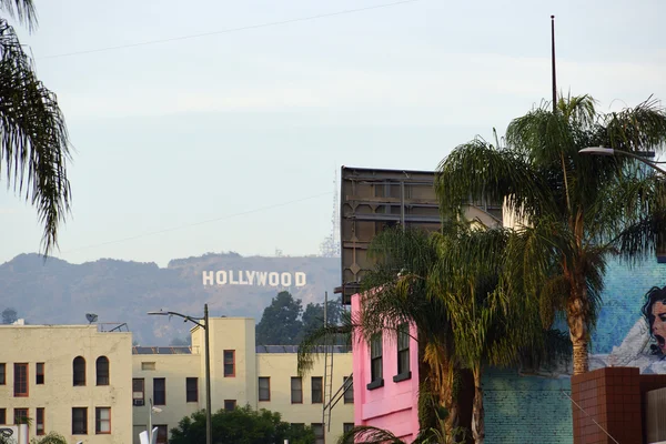 Veduta di Hollywood segno e gli edifici uno con un dipinto di Mich — Foto Stock