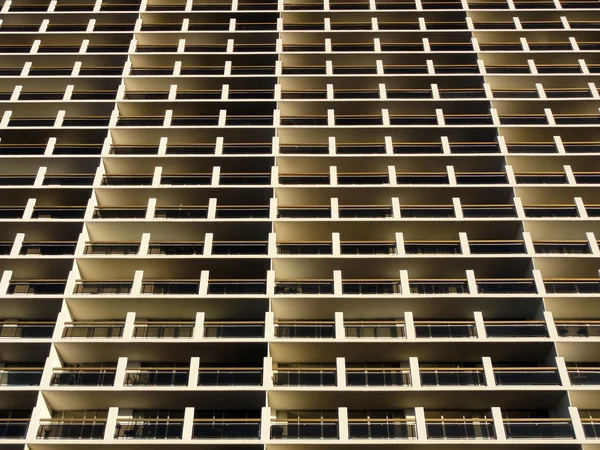발코니와 위쪽으로 보이는 건물의 창 — 스톡 사진