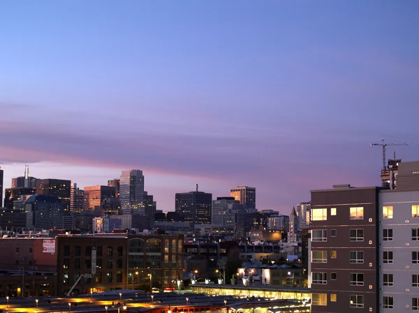Stazione ferroviaria e paesaggio urbano di San Francisco al tramonto — Foto Stock