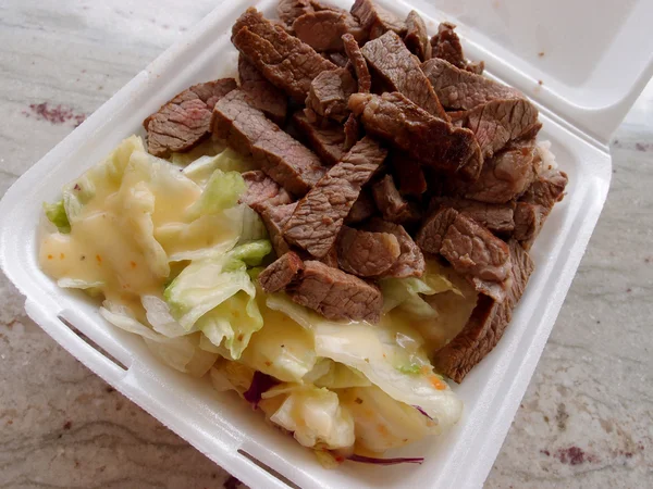 Almuerzo con filete grande y plato de ensalada — Foto de Stock
