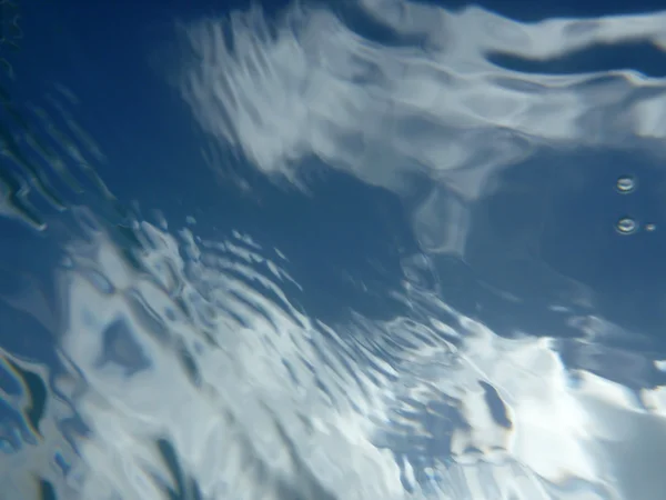青い空と雲に海の水を通して見る水の里 — ストック写真