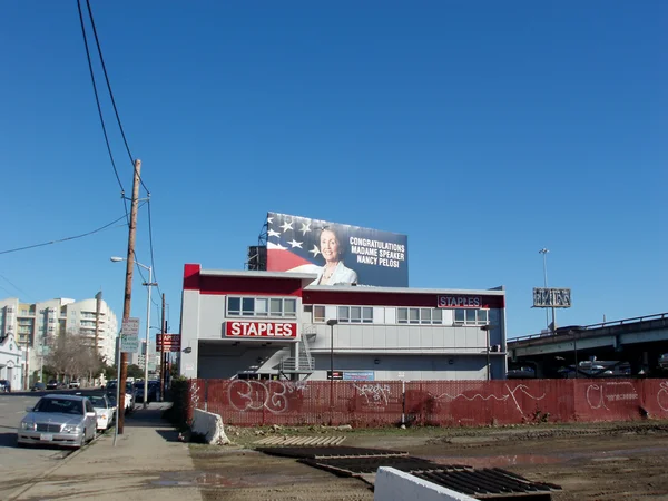斯台普斯办公用品商店和上面的广告牌上写着 "con — 图库照片
