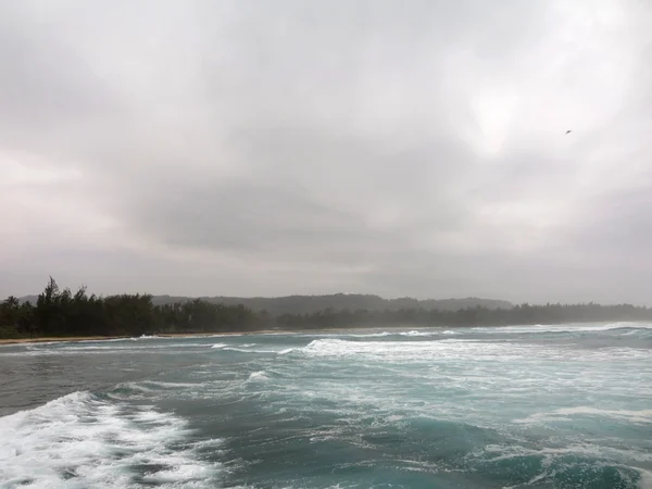 Onde rotolano in riva in una giornata nuvolosa sulla riva nord — Foto Stock