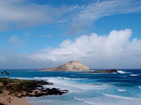 Praia vazia devido à grande onda e vista das ilhas em uma nuvem fil — Fotografia de Stock