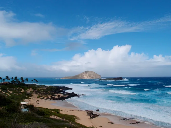 Praia vazia devido à grande onda e vista das ilhas em uma nuvem fil — Fotografia de Stock
