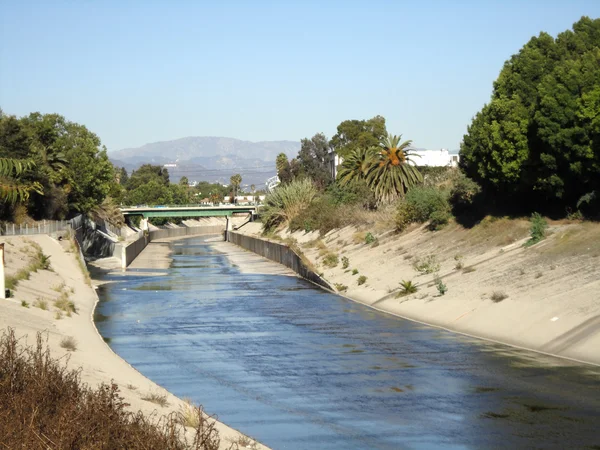 L'acqua scorre lungo il Cemento Water Canel a Los Angeles — Foto Stock