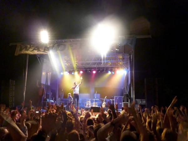 Michael franti en speerpunt voert op het podium van wanderlust — Stockfoto