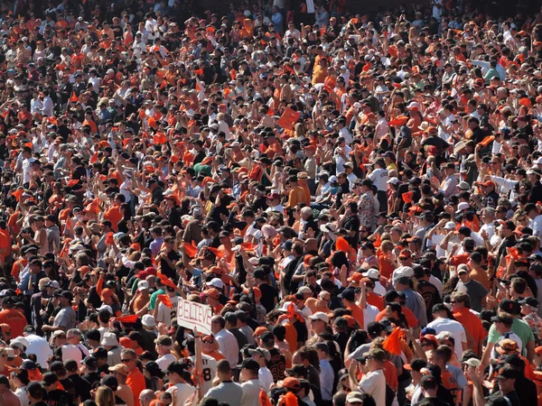 Giants fans wave orange rags and cheer to rally team — Stock Photo, Image
