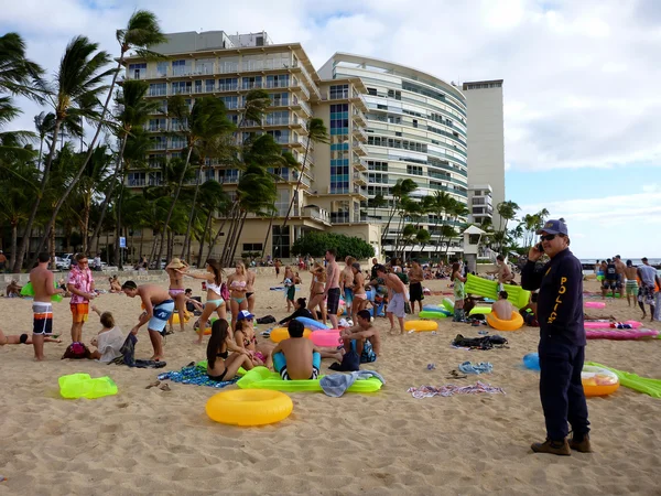 Honolulu polis memuru beach pa inceler yedekleme için çağırır. — Stok fotoğraf