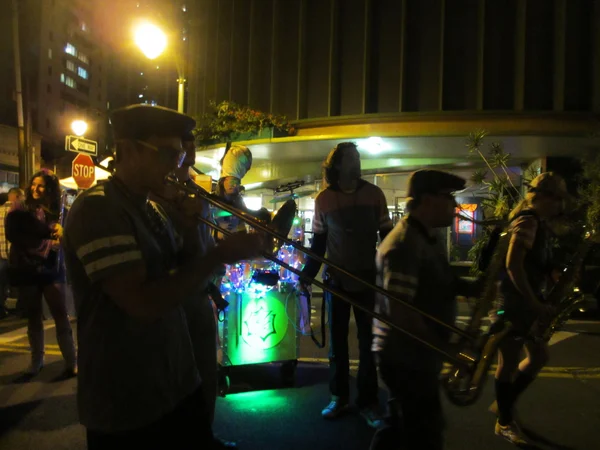 それは通りをロールとしてストリート バンドのジャムします。 — ストック写真