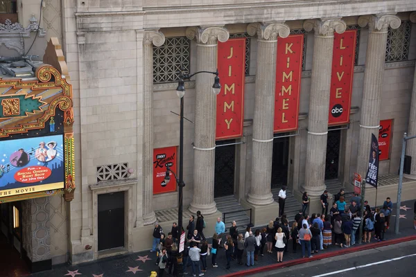 Mensen wachten in lijn buiten jimmy kimmel live-show — Stockfoto