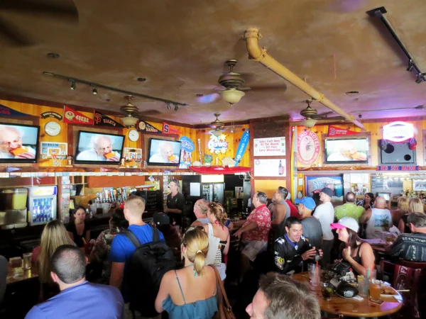 Crowd People watch Taco Bell Superbowl Commercial at iconic Lulu — Stock Photo, Image