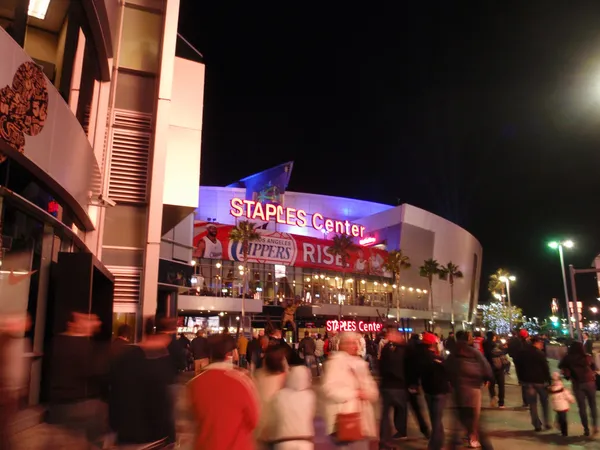 Вентиляторы входят в Staples Center во время игры Clippers ночью — стоковое фото