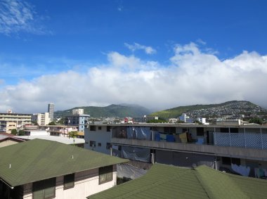 Daire ve dağ silsilesi doğru seyir alanında evleri