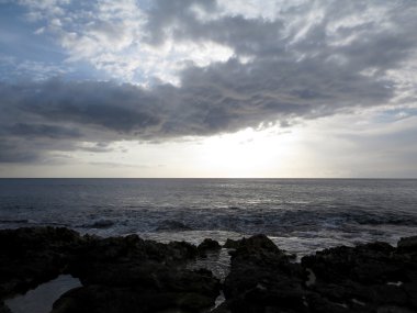 Lav rock shore okyanusa Oahu üzerinde seyir