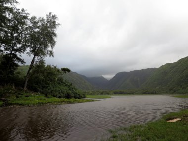 Büyük dere Pololu vadi boyunca çalışır