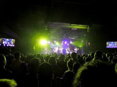 eller havada hareketli sahne Jurassic 5 rap