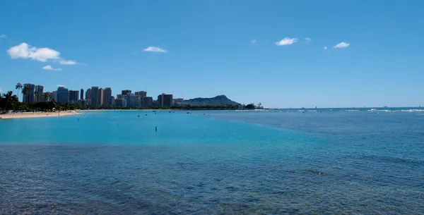 Ala Moana Beach Park met gebouwen van Waikiki en iconische Diamon — Stockfoto