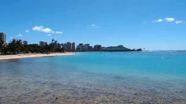 Ala Moana Beach Park com edifícios de Waikiki e Diamon icônico — Fotografia de Stock