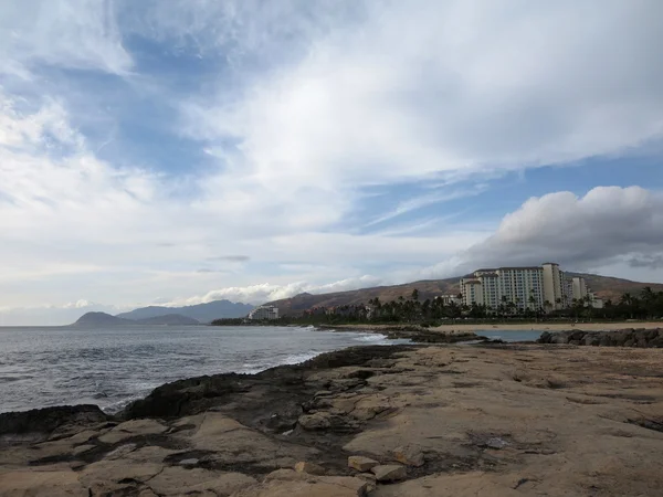 Litorale roccioso vicino alla laguna a Ko Olina — Foto Stock