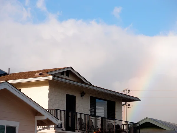 Regenboog boven appartement huizen — Stockfoto