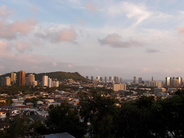 Punchbowl Crater och Honolulu stadsbilden i skymningen — Stockfoto