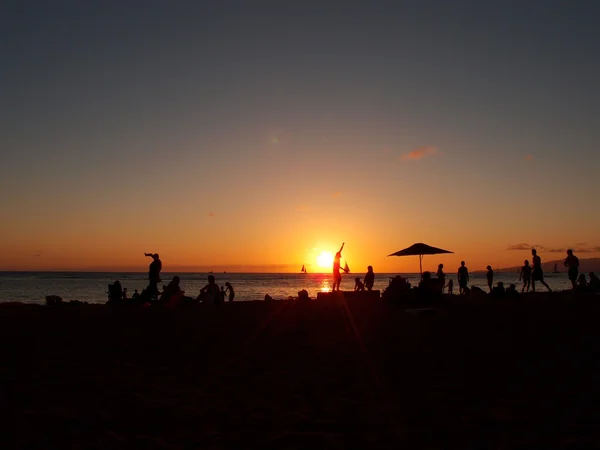 La gente ve el dramático atardecer en la playa de Kaimana — Foto de Stock