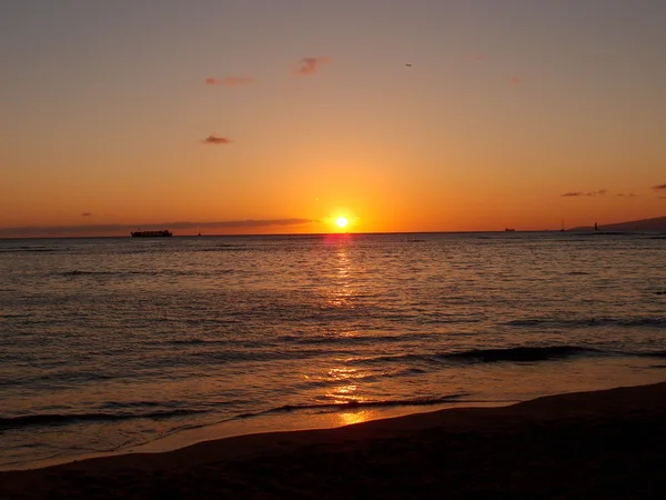 Ηλιοβασίλεμα πάνω από τον ωκεανό στην παραλία αυτό — Φωτογραφία Αρχείου