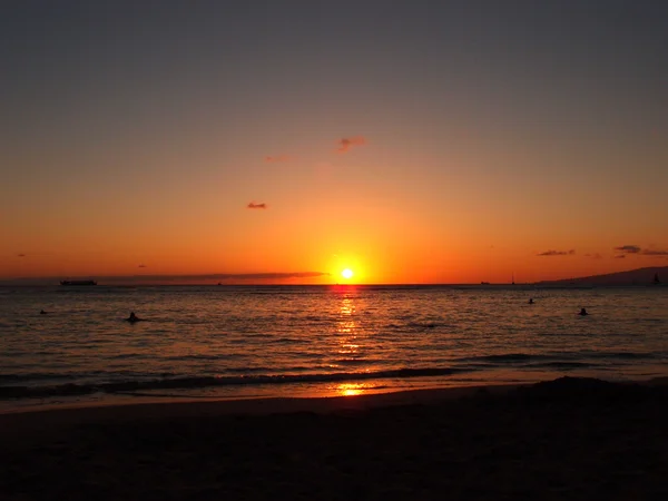Ηλιοβασίλεμα πάνω από τον ωκεανό στην παραλία αυτό — Φωτογραφία Αρχείου