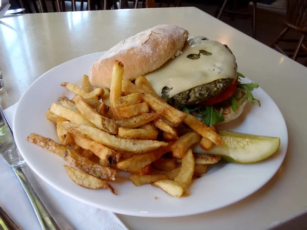 Papas fritas y una hamburguesa vegetariana —  Fotos de Stock