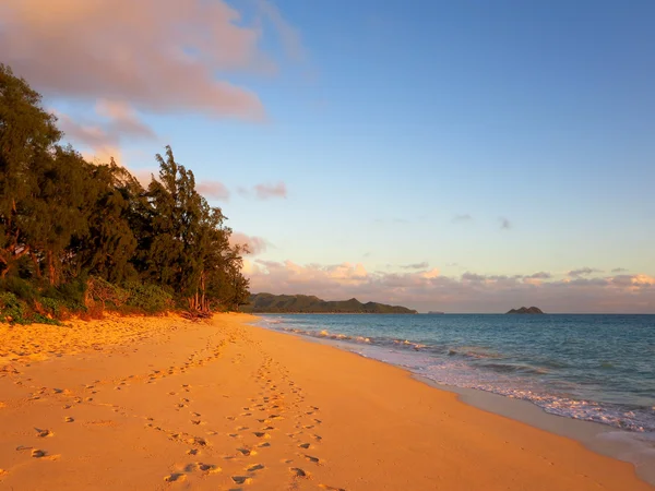 Zachte golven crash op Waimanalo Beach op Oahu, Hawaii bij dageraad — Stockfoto