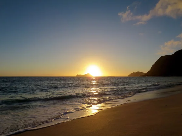 Early Morning Sunrise on Waimanalo Beach over Rabbit Island burs — Stock Photo, Image