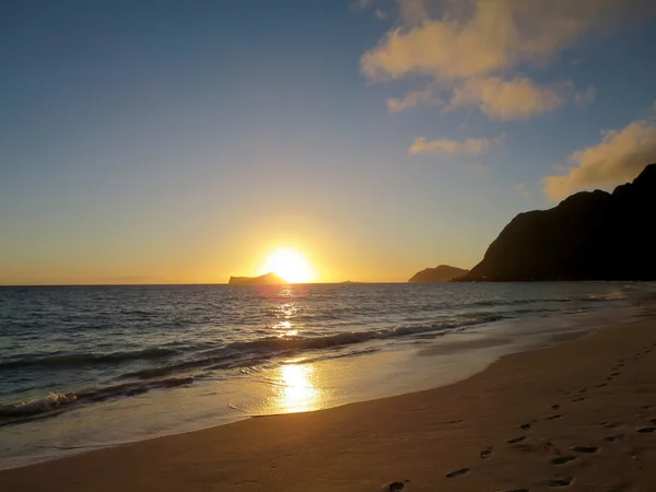 Nascer do sol de manhã cedo na praia de Waimanalo sobre os burs da ilha do coelho — Fotografia de Stock