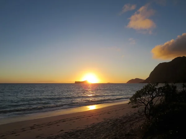 Vroege ochtend zonsopgang op waimanalo beach over konijn eiland burs — Stockfoto