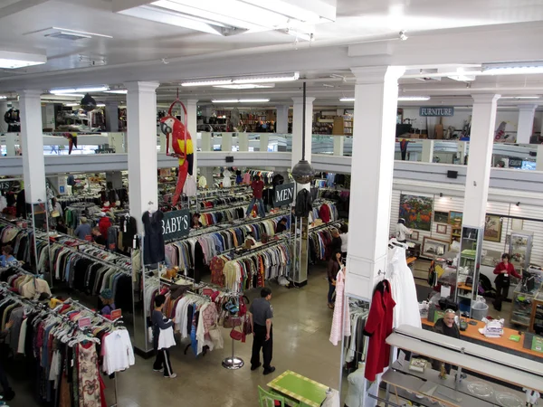 Les gens achètent des vêtements dans un magasin d'épargne — Photo